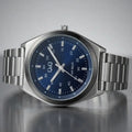 Reloj Qyq Metal Q80b002py Plateado Negro Azul Oscuro